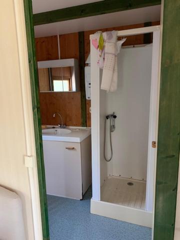 La Colline Aux Chalets, Jaccuzi, Sauna Saint-Chamarand Exterior photo